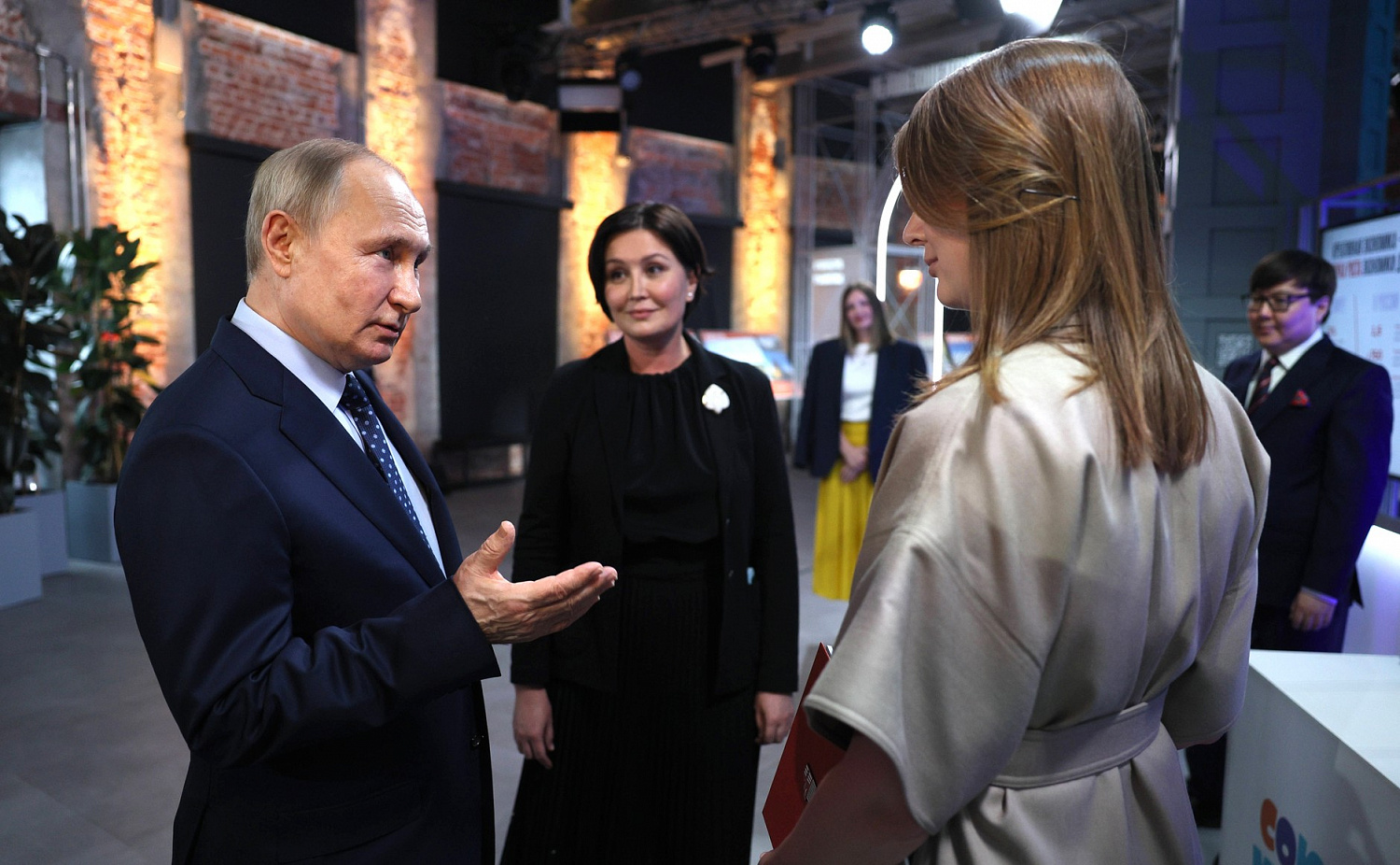 Владимир Путин ознакомился с системой уничтожения комаров, кусачей мошки и слепней AERO